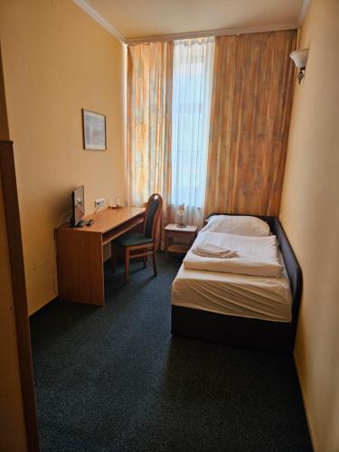 Una cama o camas en una habitación de Hotel Barbarossa