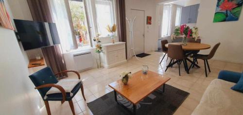 a living room with a couch and a table at Maison avec garage 24 HEURES DU MANS VOITURES et toute manifestation in Le Mans