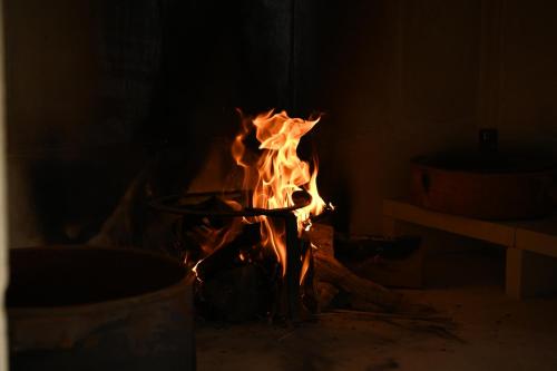 a fire in a room with flames in it at Li Canali Reali in Mesagne