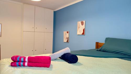 a bedroom with a bed with red and blue at Το Φιλόξενο Σπιτάκι! - The Friendly Nest ! in Paralion astros