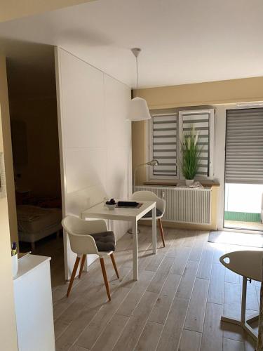 une cuisine avec une table et des chaises dans une pièce dans l'établissement Superb studio with free parking on site, à Mulhouse