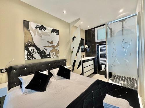 une chambre avec un grand lit et une grande fenêtre dans l'établissement 1-bedroom apartment with balcony and sea view on La Croisette, à Cannes