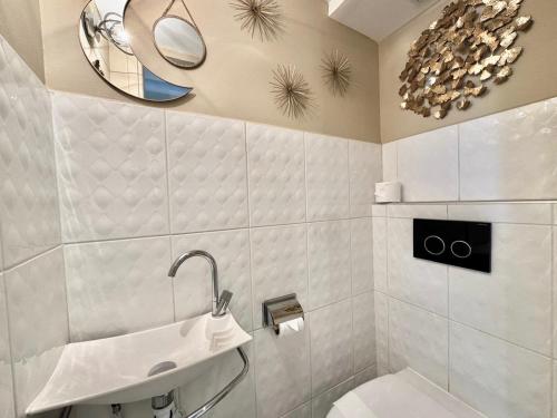 une salle de bain avec un lavabo et un miroir dans l'établissement 1-bedroom apartment with balcony and sea view on La Croisette, à Cannes