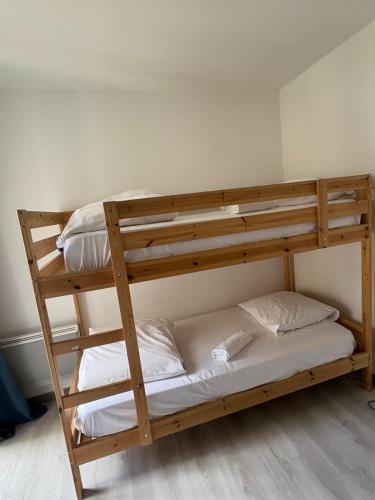 Ce dortoir comprend 2 lits superposés et des oreillers blancs. dans l'établissement DISNEY In TWO MIN, à Chessy