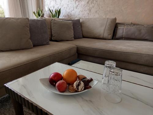 a table with a bowl of fruit on top of a couch at Florida Studio Hammamet Nord in Hammamet Nord