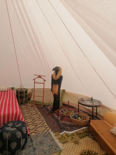 une pièce avec un mannequin dans une tente dans l'établissement NUIT DANS LA PORTE DES ETOILES glamping en luberon, à Robion