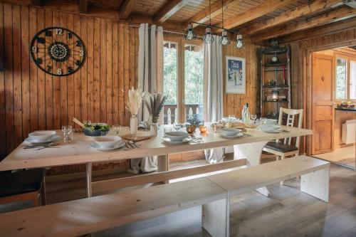 - une salle à manger avec une grande table dans l'établissement Chalet Rochamour - OVO Network, à Châtel