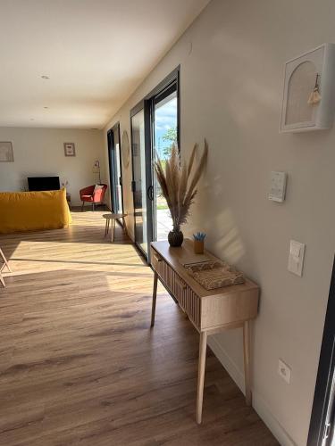 - un salon avec une table et une plante dans l'établissement Maison agréable proche moulins, à Bressolles