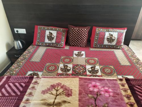 Postel nebo postele na pokoji v ubytování Tree Valley Homestay Chail