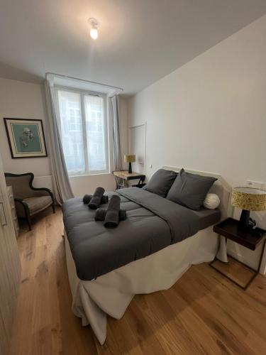 une chambre avec un grand lit dans une pièce dans l'établissement Luxury Flat étoile Champs Élysée 16th arrondissement, à Paris