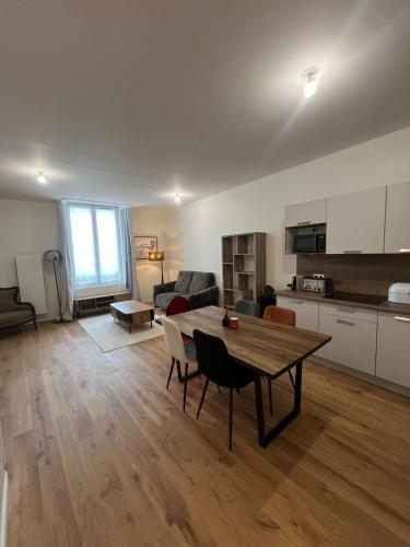 un salon avec une table et une cuisine dans l'établissement Luxury Flat étoile Champs Élysée 16th arrondissement, à Paris