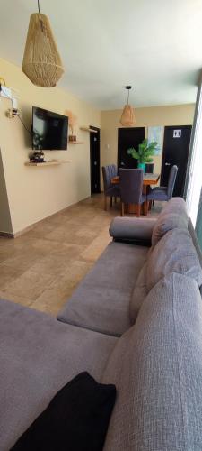 Télévision ou salle de divertissement dans l'établissement Villa acogedora en urb cerca del Malecon Salinas