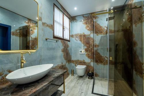 Bilik mandi di Castle Boutique Hotel