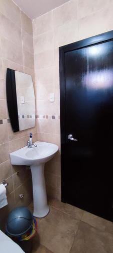 Salle de bains dans l'établissement Villa acogedora en urb cerca del Malecon Salinas
