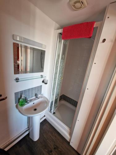 Bilik mandi di Philbeach Guest House