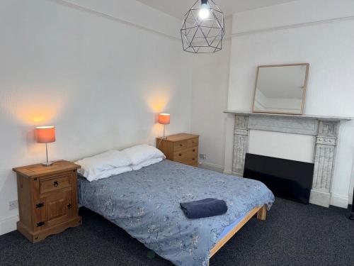 Voodi või voodid majutusasutuse Lovely Central Belfast 4 Bedroom Period Home toas