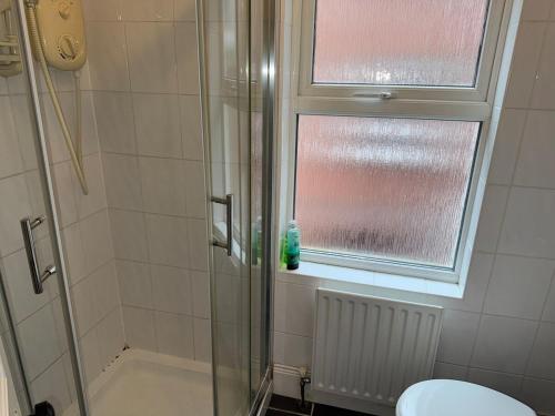 Vannituba majutusasutuses Lovely Central Belfast 4 Bedroom Period Home