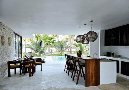 TongoniShungi Villa Zanzibar Trips Included from 3 nights的厨房兼餐厅，配有桌椅