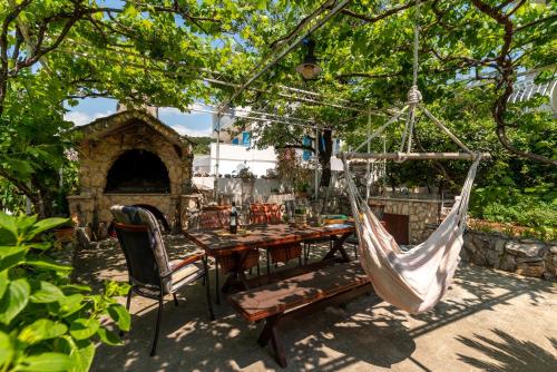 Apartments Anja with garden, balcony and sea view, 3 min walk to the beach