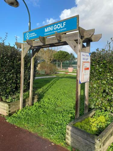 a blue street sign for minnesota golf course at Vue lac à 5 minutes de la mer in Talmont