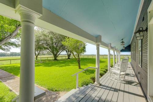 Ein Garten an der Unterkunft Pickleball Court and Pool Schulenburg Farmhouse