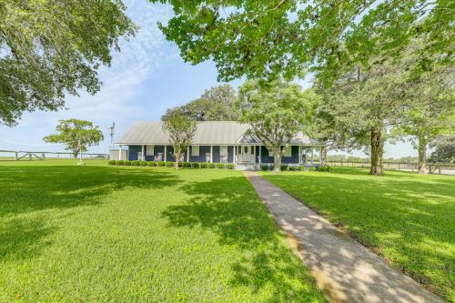 Ein Garten an der Unterkunft Pickleball Court and Pool Schulenburg Farmhouse