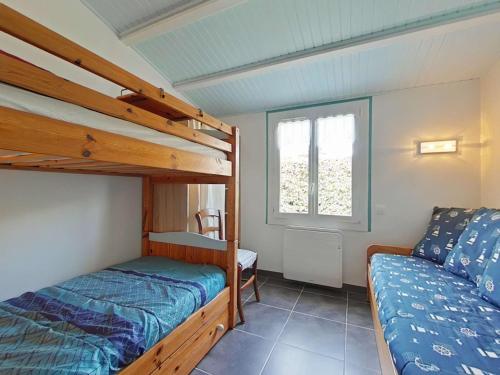 Katil atau katil-katil dalam bilik di Maison de vacances à 600m de la plage, jardin clos, terrasse plein sud, 5 couchages, Noirmoutier - FR-1-224B-618