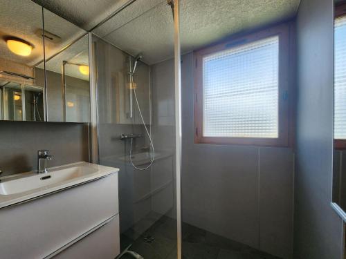 une salle de bain avec un lavabo et une douche dans l'établissement Studio cabine avec balcon et parking, à 2 pas des télécabines de Morillon - FR-1-629-74, à Morillon