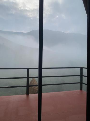 a view of the ocean through a window at กระซิบหมอกแอทสะปัน in Ban Nong Chaeng