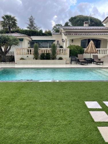 une maison avec une piscine et une cour dans l'établissement Magnifique suite dans villa de luxe, à La Colle-sur-Loup