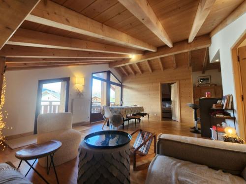 un salon avec des canapés et une table dans l'établissement Superbe T4 mansardé - 3 chambres - Vue panoramique - Parking privé - FR-1-629-112, à Samoëns