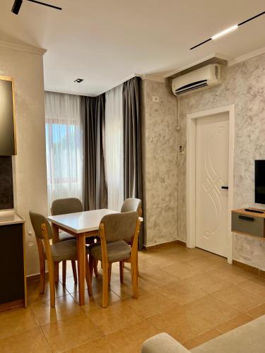 a dining room with a table and chairs at Kamberi Hotel & Apartments in Velipojë