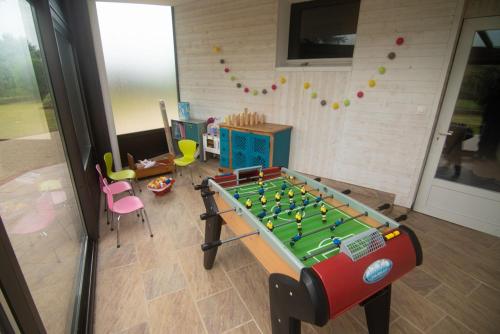 Η αίθουσα παιχνιδιών του Maison au bord de la Ria, BBQ et babyfoot inclus !