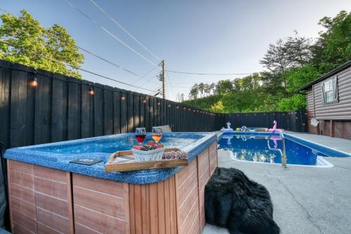 Bazén v ubytování The Sparrow - 6BR Cabin - Heated Pool, Hot Tub & Theater nebo v jeho okolí
