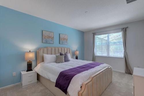 Un pat sau paturi într-o cameră la Magical 6BR Villa Near Disney