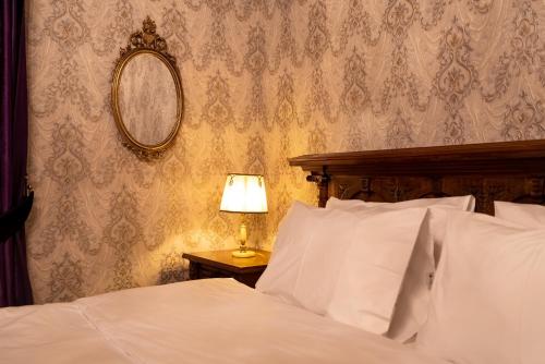 Katil atau katil-katil dalam bilik di Castle Boutique Hotel