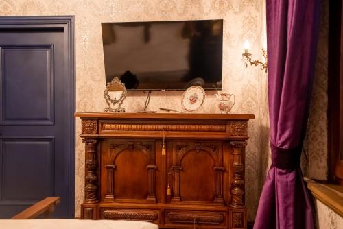 Televisyen dan/atau pusat hiburan di Castle Boutique Hotel