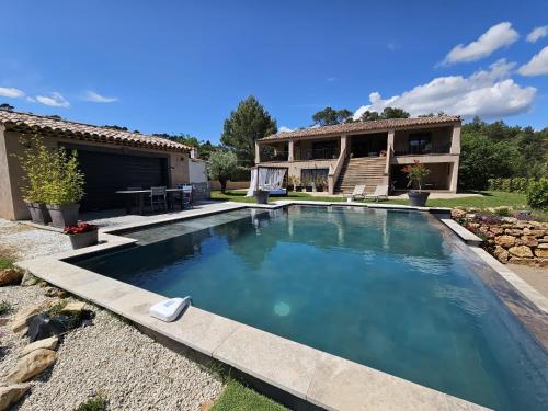 une piscine devant une maison dans l'établissement Cocon d'Amour & Spa, au Thoronet