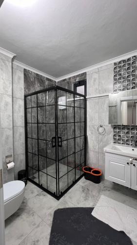 a bathroom with a shower and a toilet and a sink at My Trabzon trend house in Trabzon