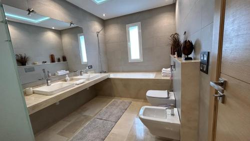 Koupelna v ubytování Privacy and Serenity in the Red City