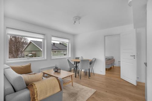 un salon avec un canapé et une table dans l'établissement 2-bedroom modern apartment in Tromsø, à Tromsø