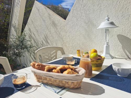 - une table de pique-nique avec un panier de pain et de jus dans l'établissement Mer et soleil LGM, à La Celle-sous-Gouzon