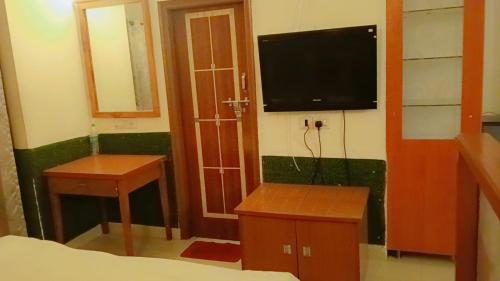 TV/trung tâm giải trí tại Shri Radharani Homestay