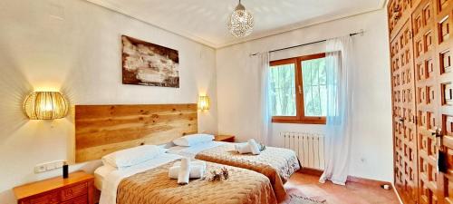 Villa Tia by Solidays في مورايرا: غرفة نوم بها سريرين ونافذة