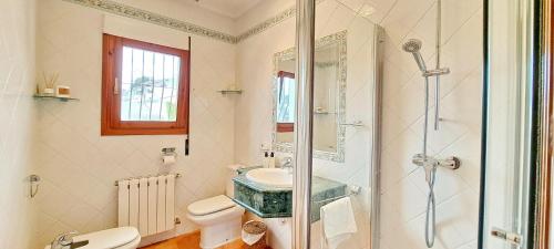 Villa Tia by Solidays في مورايرا: حمام مع دش ومرحاض ومغسلة