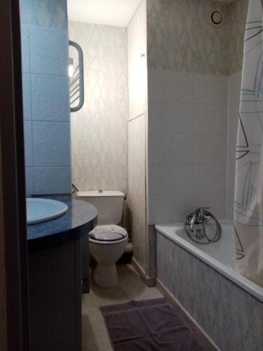 une salle de bain avec toilettes, baignoire et lavabo dans l'établissement T2 DANS DOMAINE PRIVE PISCINE TENNIS PARC PARC AQUATIQUE VUE MER ET PLAGE, à Six-Fours-les-Plages