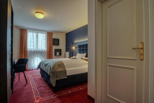 Postel nebo postele na pokoji v ubytování Hotel Seeblick Wismar
