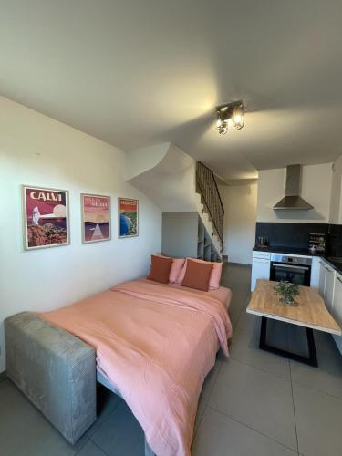 une chambre avec un grand lit et une table dans l'établissement Apartment Propriano, Corsica, à Propriano