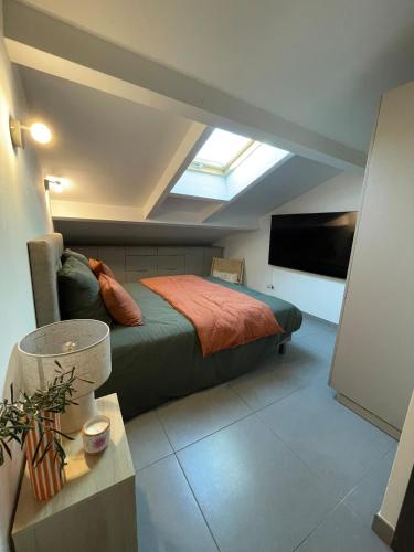 une chambre avec un lit et une télévision à écran plat dans l'établissement Apartment Propriano, Corsica, à Propriano