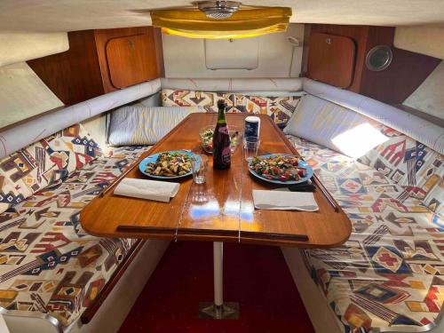 Jídlo v ubytování na lodi nebo okolí